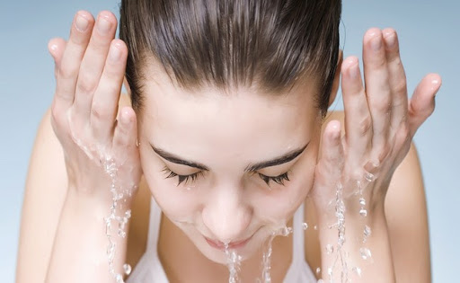 Hướng dẫn cách dùng sữa rửa mặt sạch sâu, hiệu quả